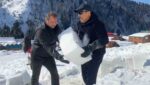 Ağaç motoru ile karı keserek iglo yaptılar