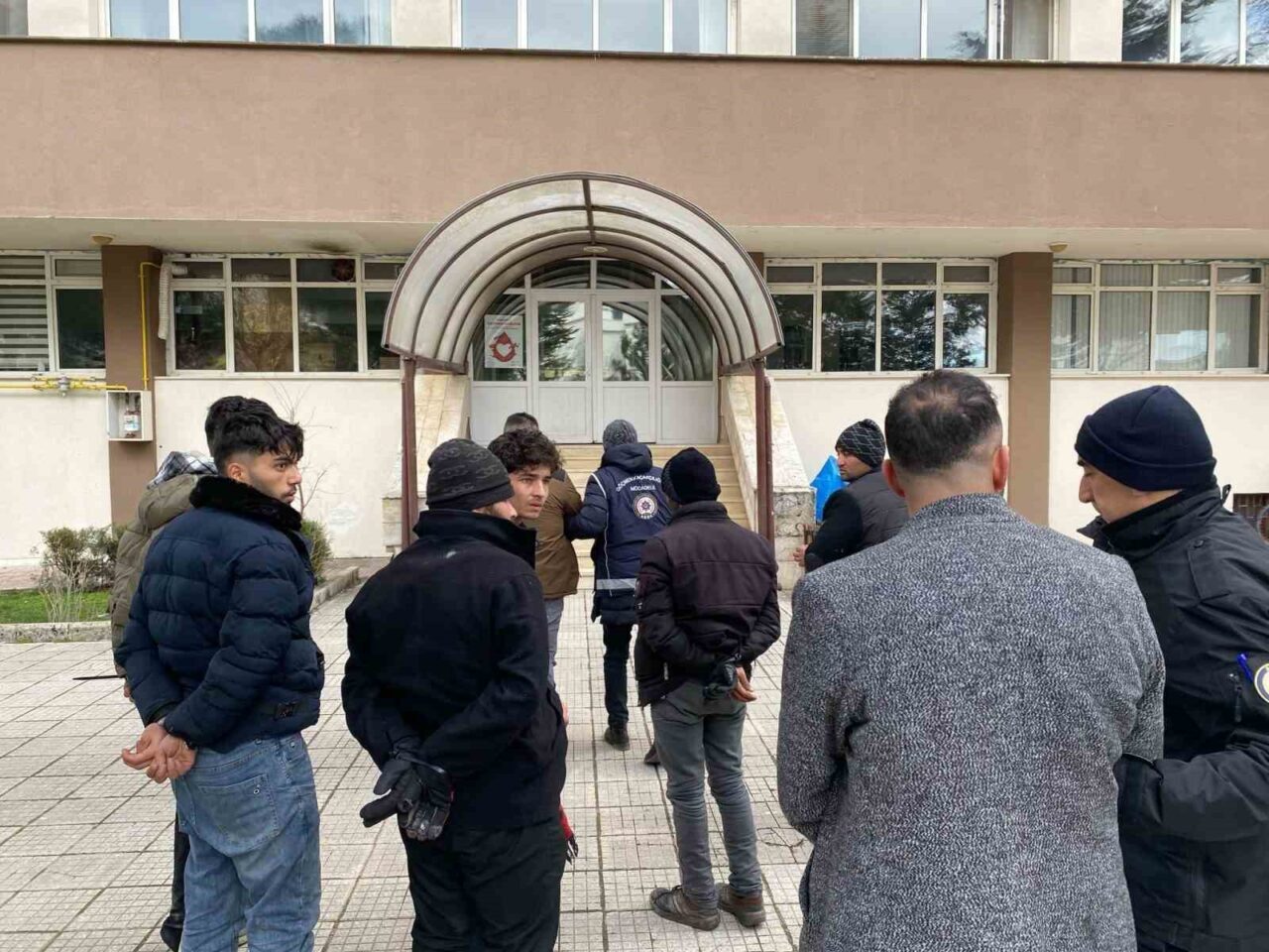 Amasya’da polisin peş peşe durdurduğu iki araçta 7 kaçak göçmen yakalandı