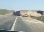 Amasya’da traktörün taşıdığı saman balyaları devrildi: O anlar kamerada