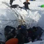 Arka arkaya şambrele binen 10 kişi virajı alamadı, çukura düştü