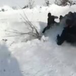 Arka arkaya şambrele binen 10 kişi virajı alamadı, çukura düştü