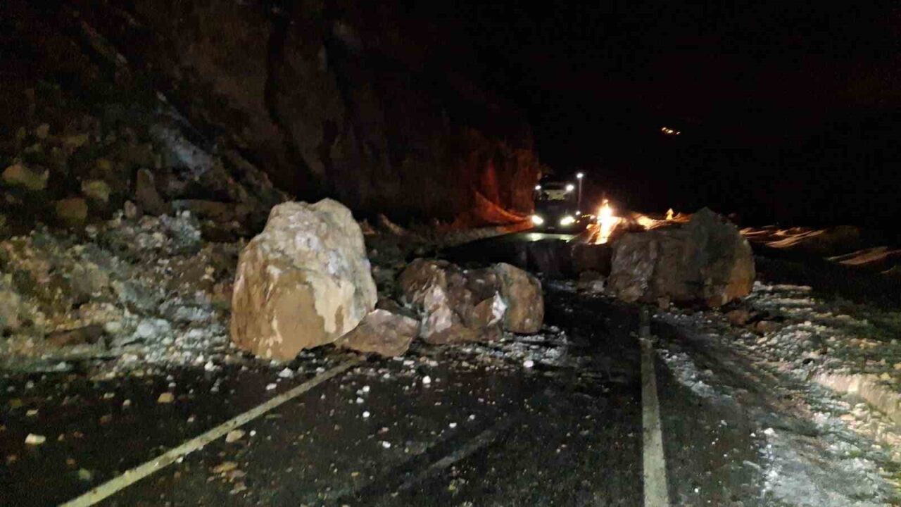 Artvin-Ardahan karayolunda heyelan