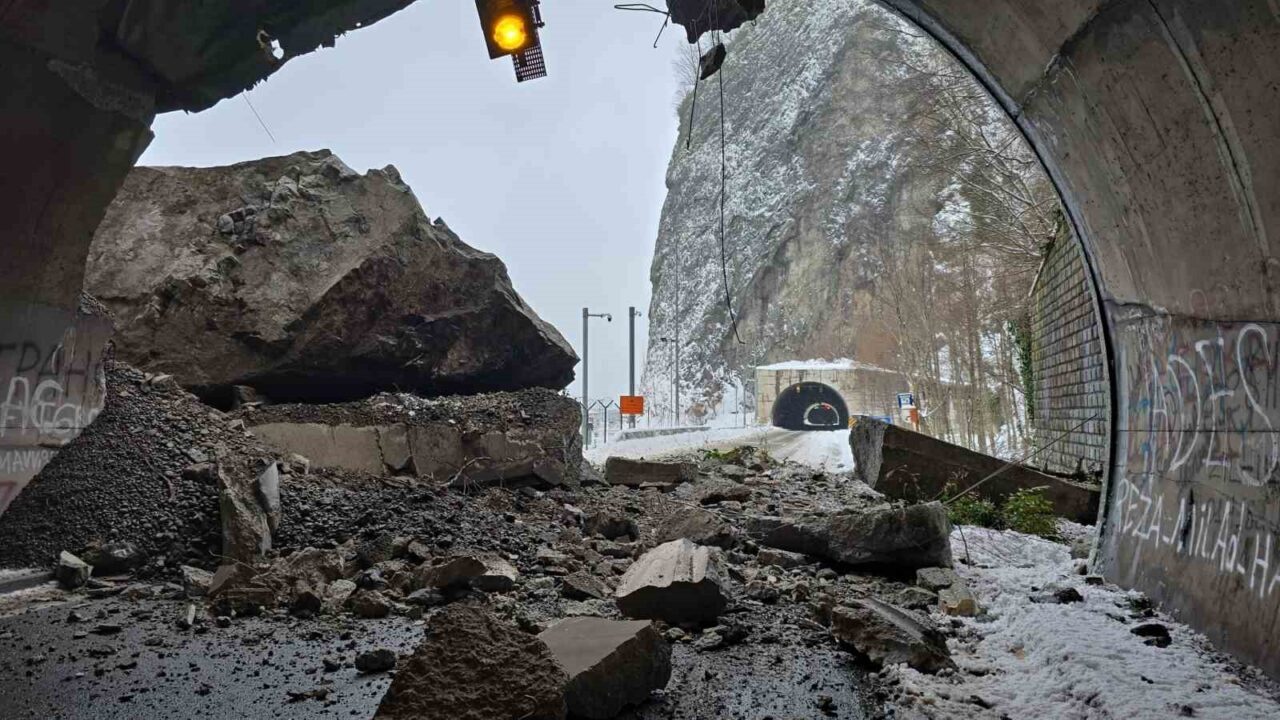 Artvin’de heyelan: Sarp tüneli ulaşıma kapandı