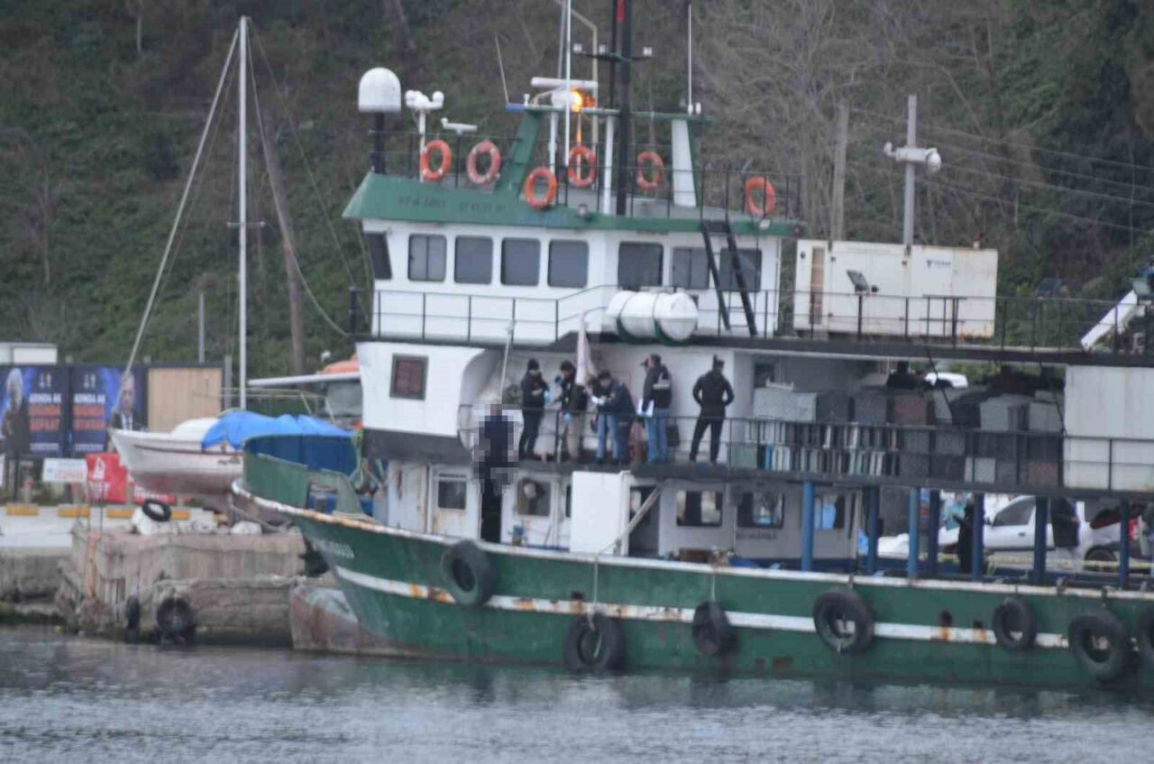 Balıkçı teknesinde kendini astı