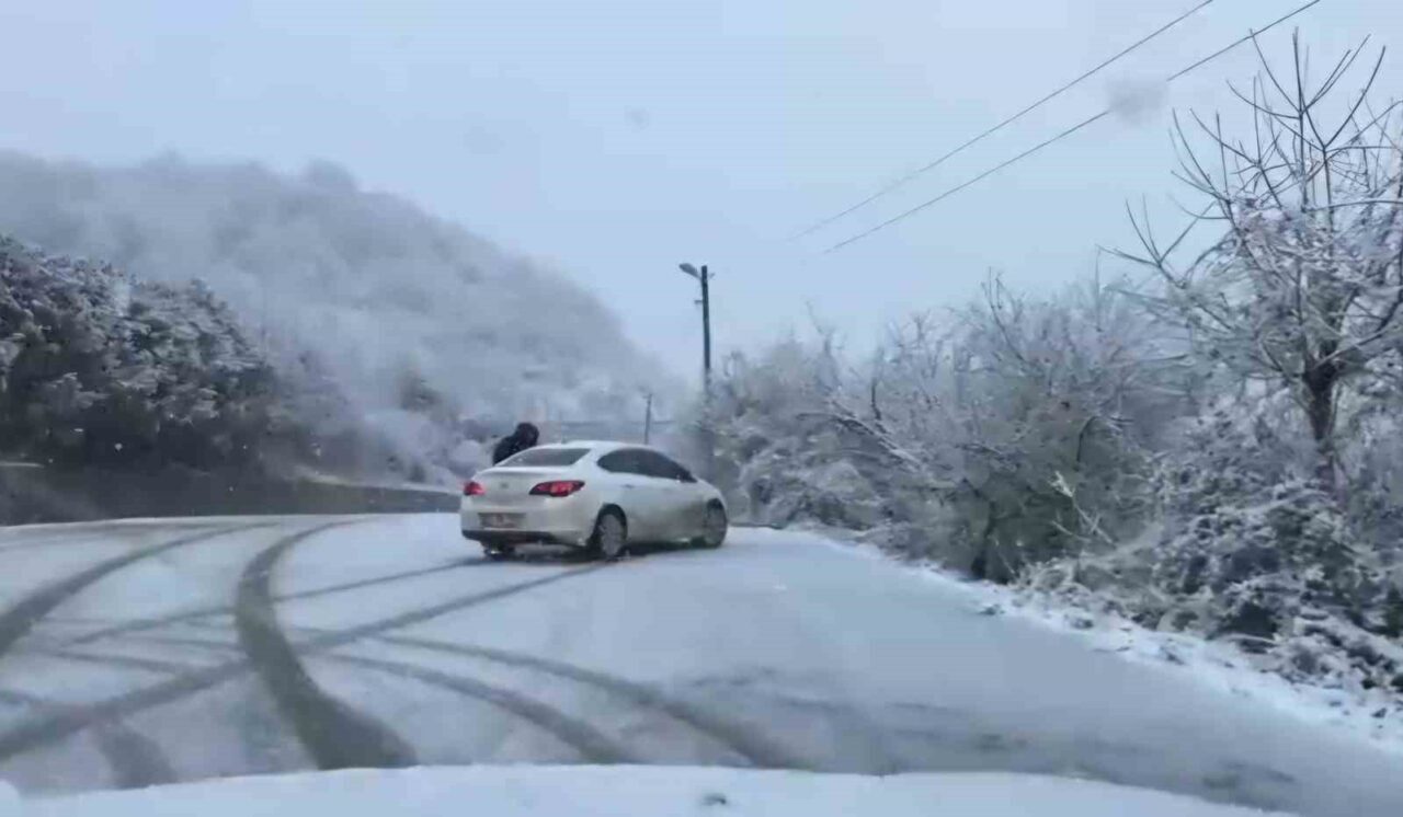Bartın’da kar yağışı sürüyor