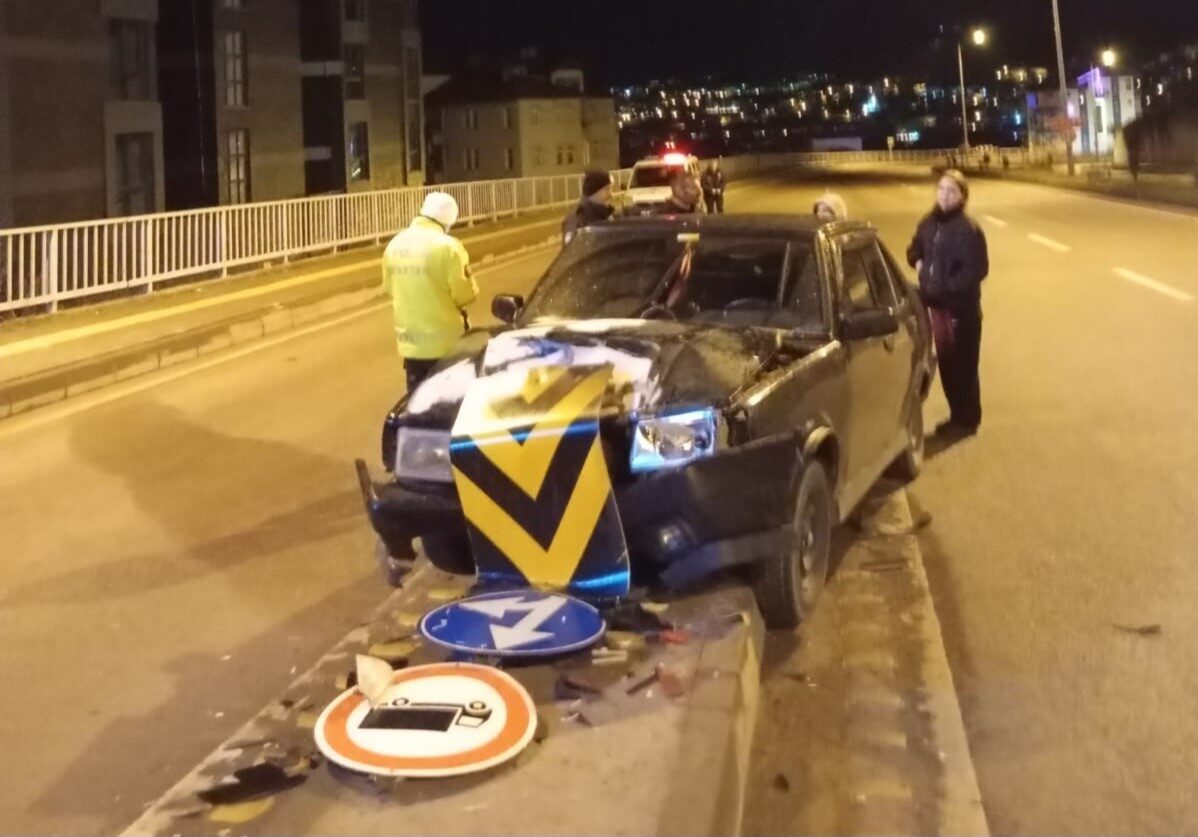 Bartın’da kontrolden çıkan otomobil refüje çıktı