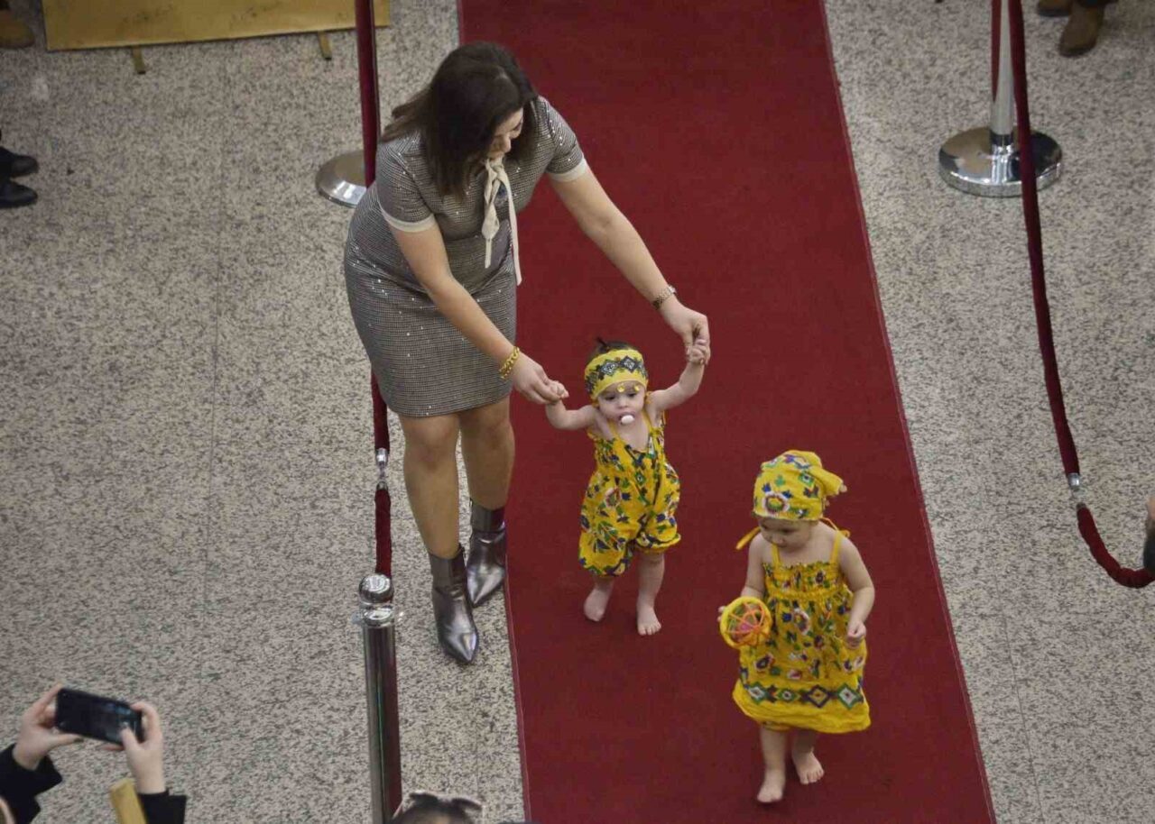 Bebekler ve çocuklar podyuma çıktı, renkli kostümleri ile büyük beğeni topladı