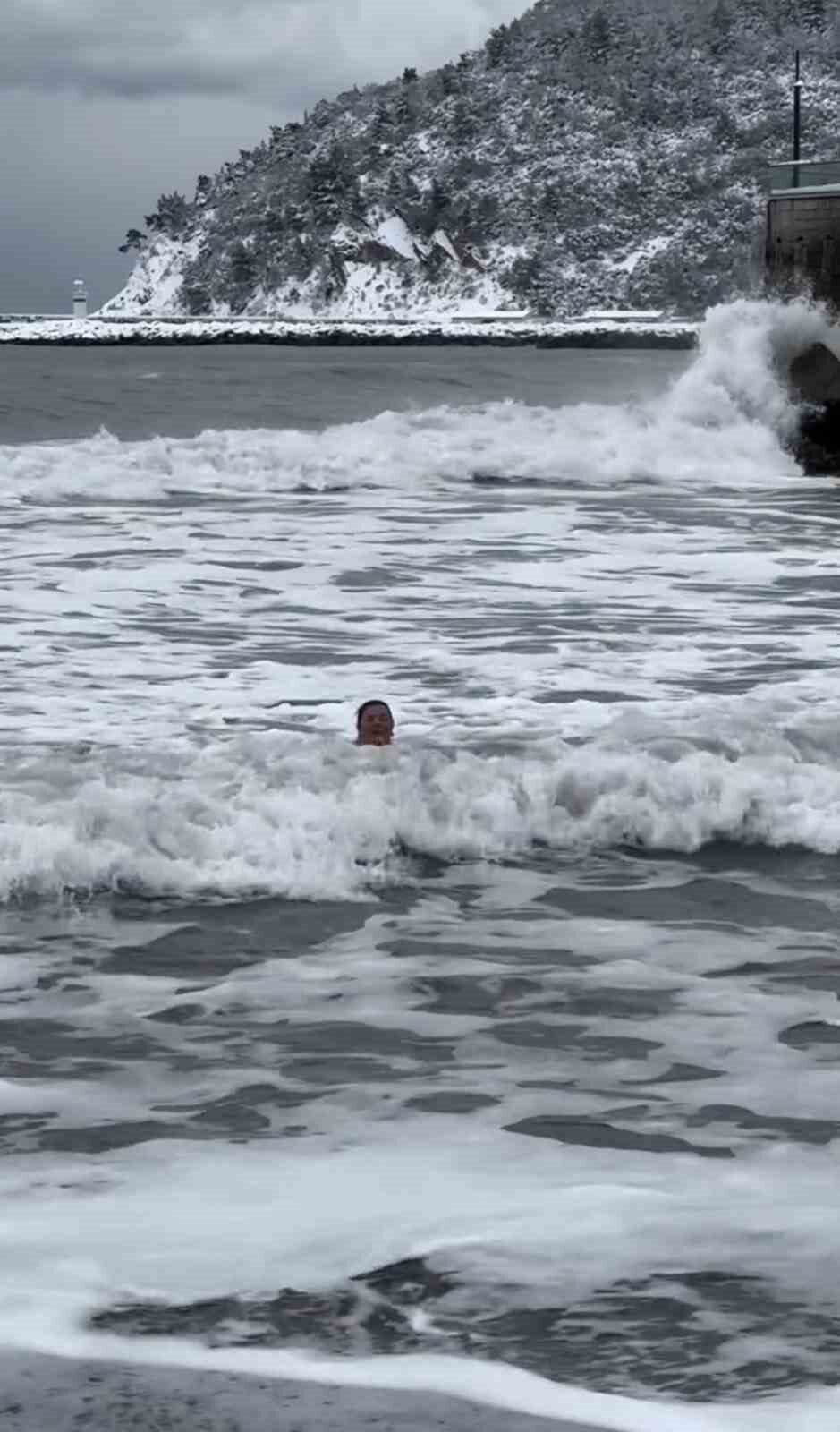 Buz gibi havaya ve kara aldırış etmedi, denizde yüzdü