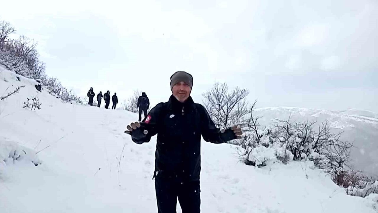 Dağda gezinti yaparken önlerine kurt çıktı: O anlar kamerada