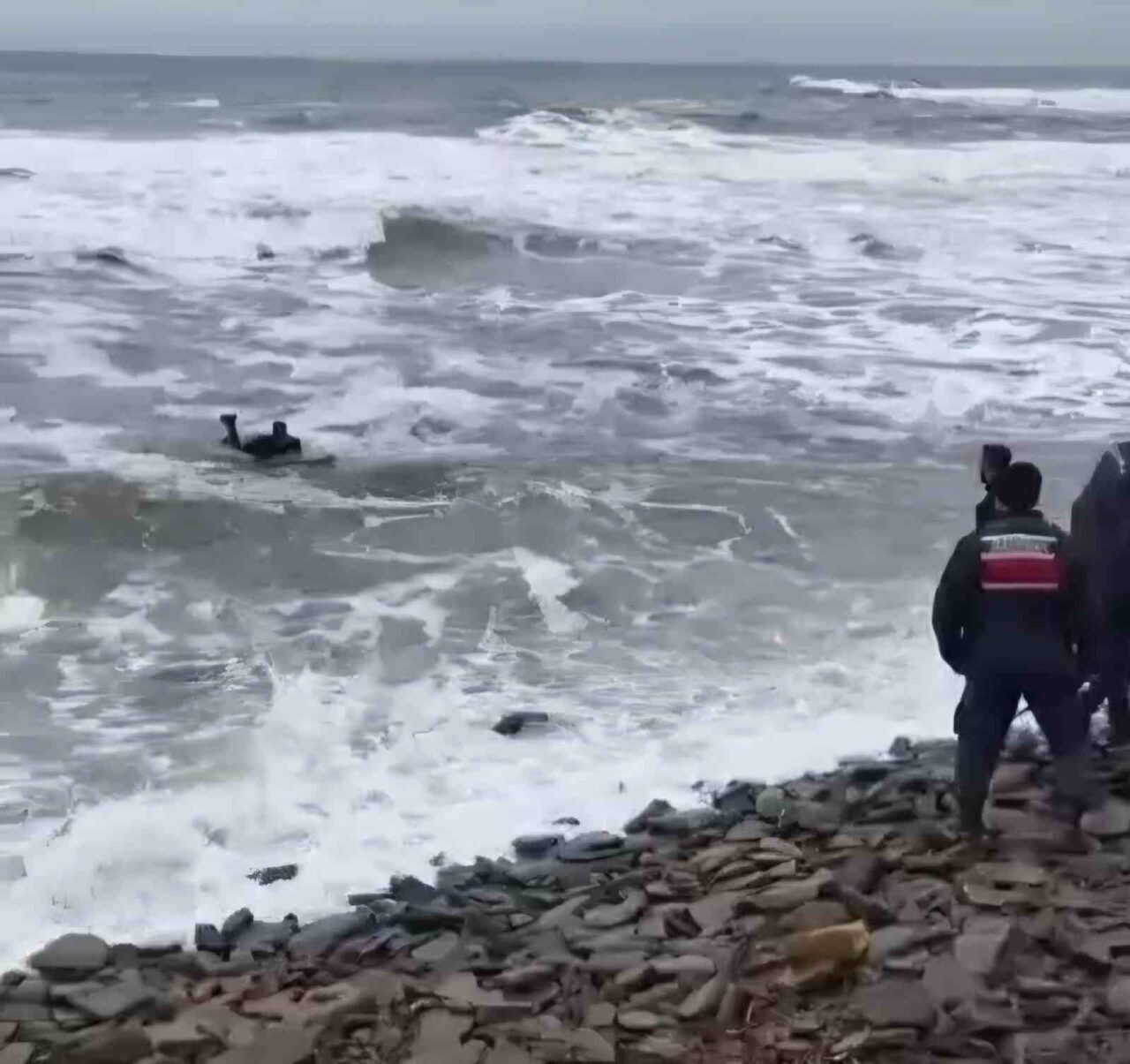 Denizde sörf yapmak isteyen 2 arkadaş boğulma tehlikesi geçirdi