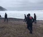 Denizde sörf yapmak isteyen 2 arkadaş boğulma tehlikesi geçirdi