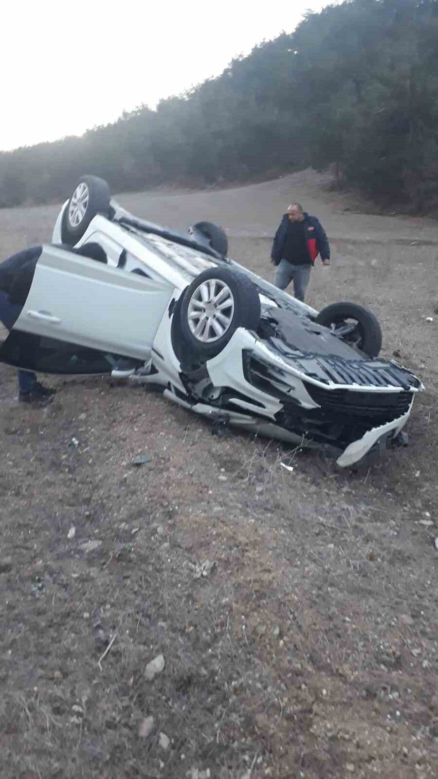 Devrilen araçtaki 4 kişi yaralandı