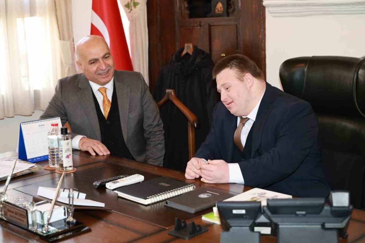 Down sendromlu özel kalem müdürü güler yüzüyle takdir topladı