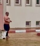 Elinde kesici aletle yarı çıplak halde belediyenin kapısına dayandı