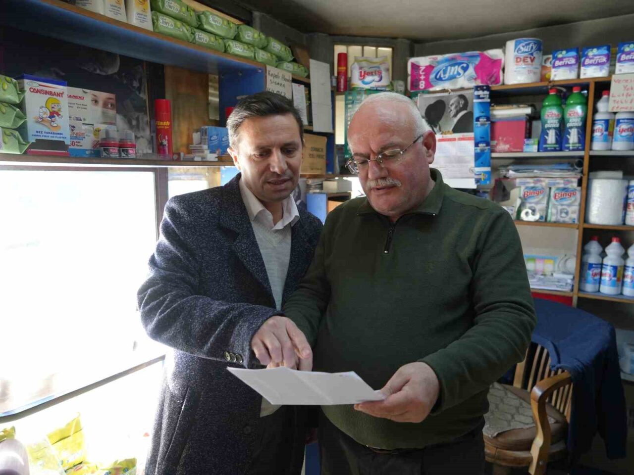 Gizemli hayırsever, 3 bakkalın veresiye defterindeki borçları ödedi