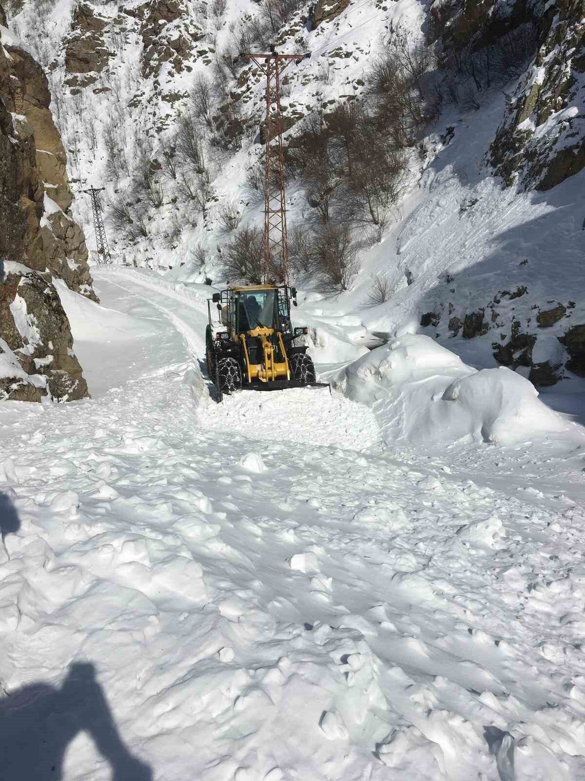 Gümüşhane’de çığ düşen köy yolu ulaşıma açıldı