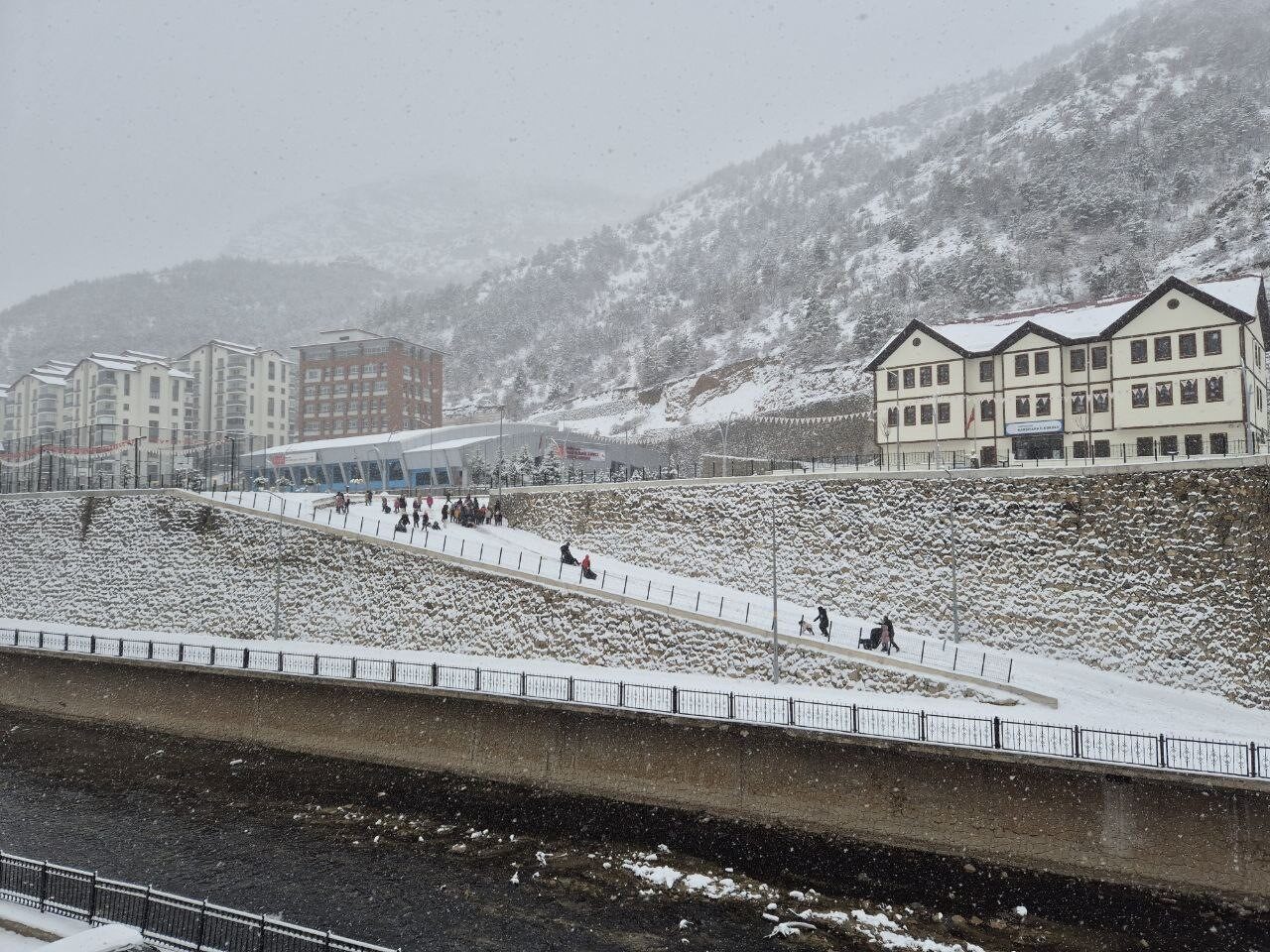 Gümüşhane’de karın keyfini çocuklar çıkardı