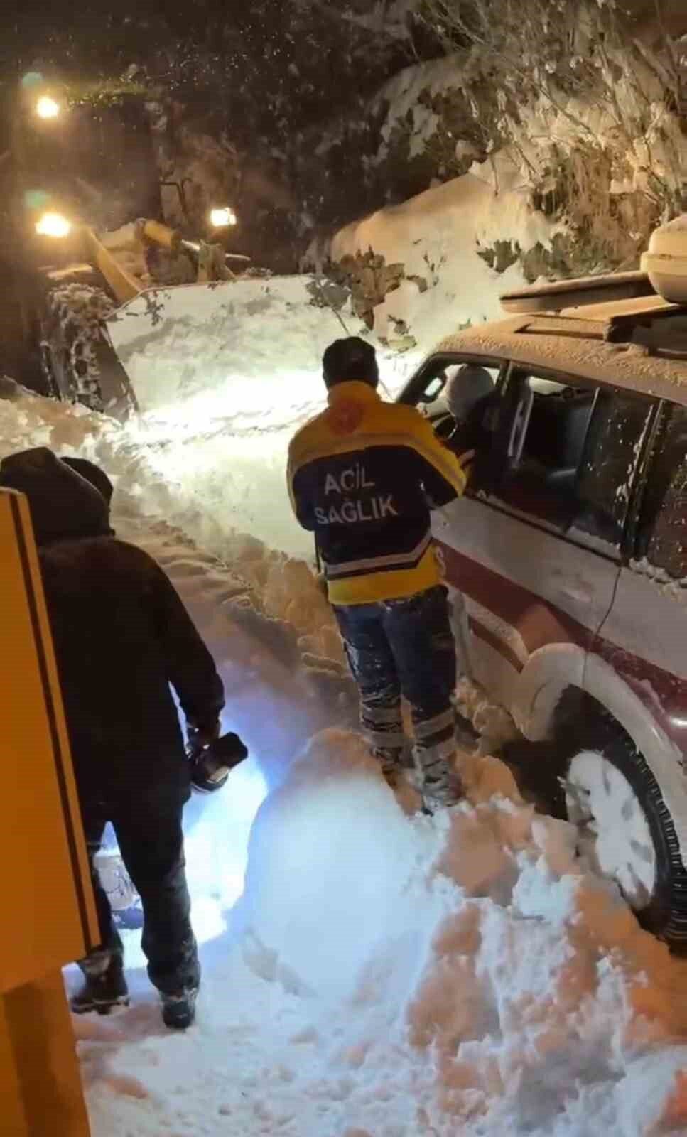 Gümüşhane’de rahatsızlanan hastaya kapalı köy yolunu açarak ulaştılar