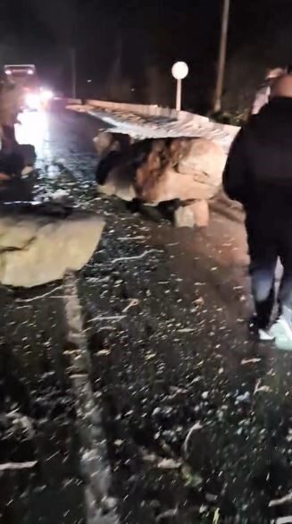 Gürcistan Sarpi bölgesinde heyelan yolu kapattı