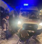 Hareket edemeyen ambulansın yardımına iş makinesi yetişti