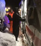 Hareket edemeyen ambulansın yardımına iş makinesi yetişti