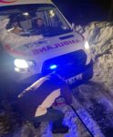 Hareket edemeyen ambulansın yardımına iş makinesi yetişti