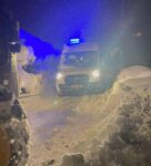 Hareket edemeyen ambulansın yardımına iş makinesi yetişti