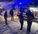 Hareket edemeyen ambulansın yardımına iş makinesi yetişti