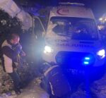 Hareket edemeyen ambulansın yardımına iş makinesi yetişti