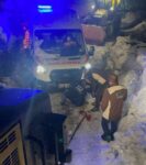 Hareket edemeyen ambulansın yardımına iş makinesi yetişti