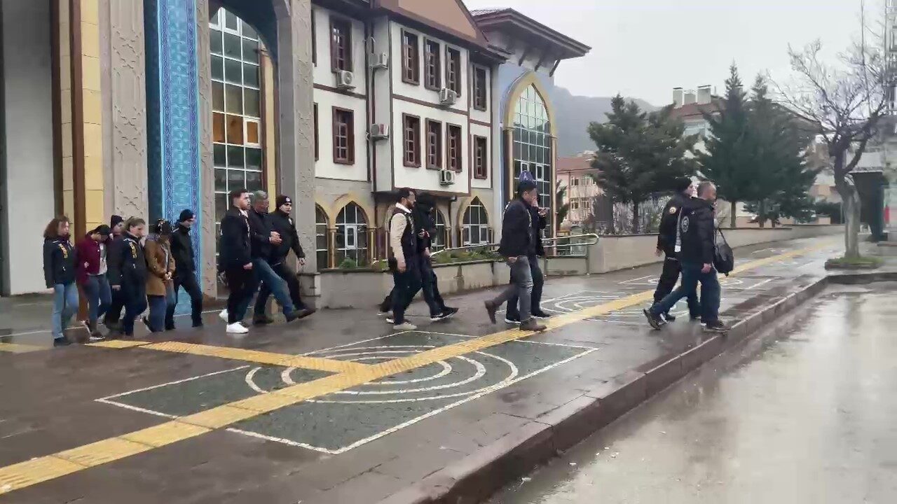 Hastaların fotoğraflarını kullanıp 10 milyon TL haksız yardım toplayan dolandırıcılar yakalandı