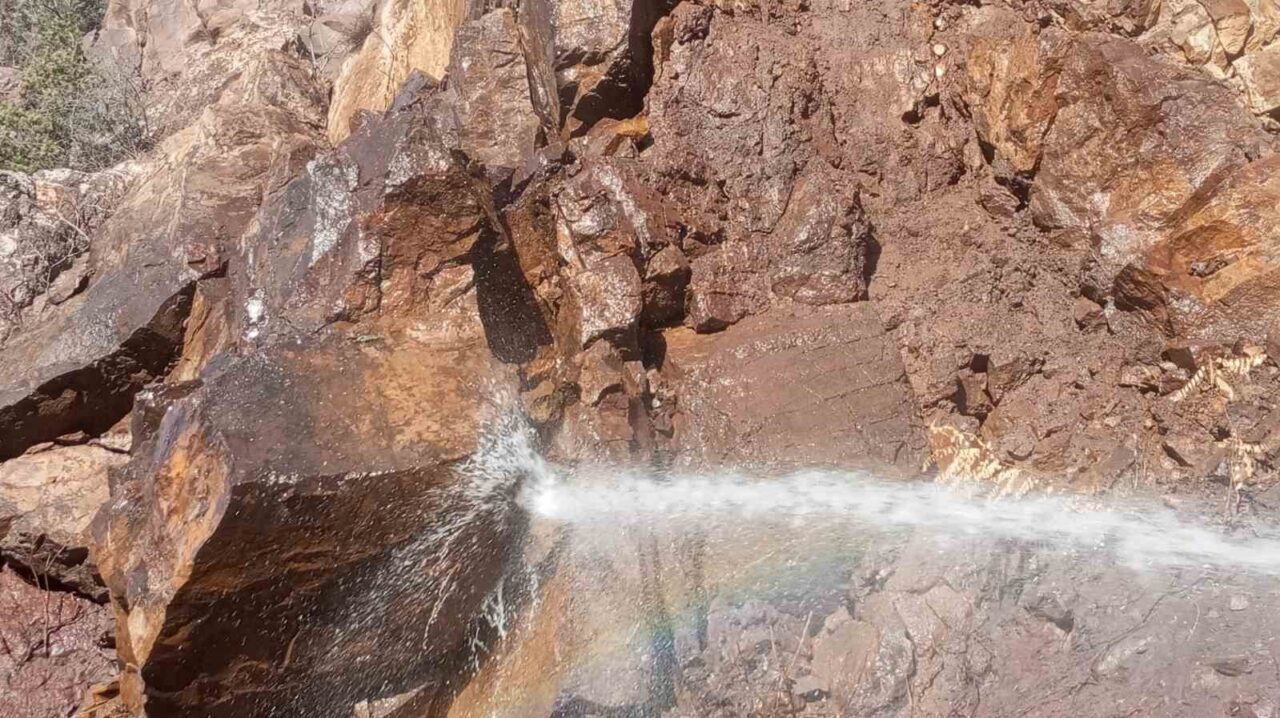 Heyelanlı sahayı itfaiye suyu ile ulaşıma açtı