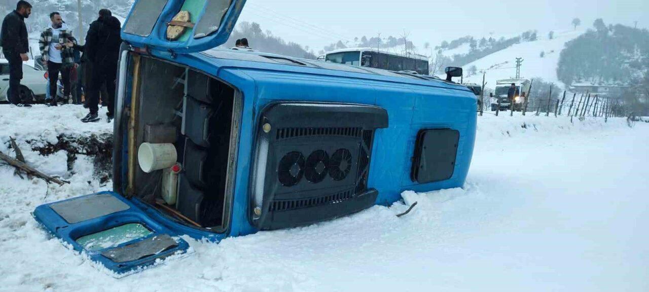 İçerisinde öğretmenlerin de bulunduğu servis minibüsü devrildi: 2 yaralı