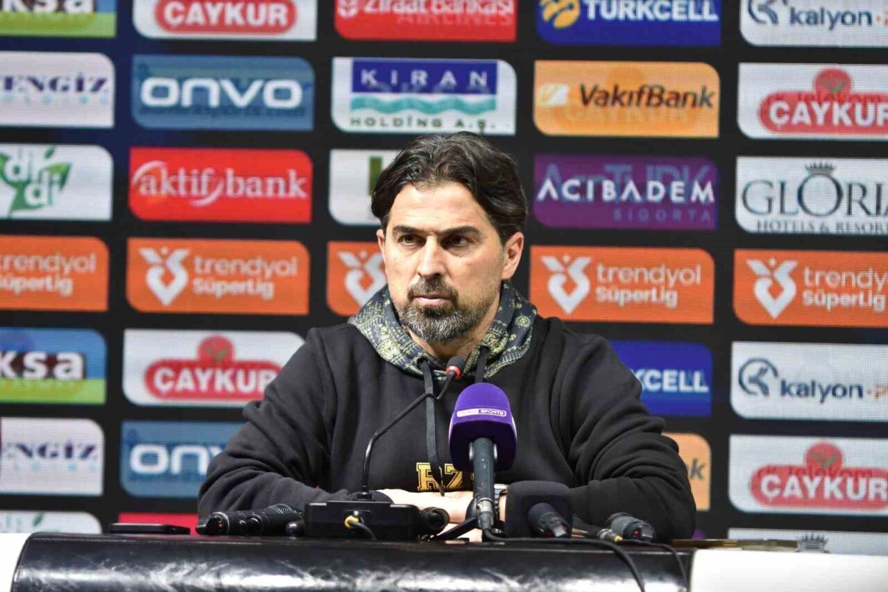 İlhan Palut: "Rizespor takımı kaybetmemesi gereken bir maçı daha kaybetti"