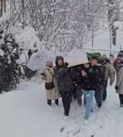 Kar kalınlığının 1 metreyi aştığı köyde zorlu defin işlemi: Cenaze aracı yolda kaldı, namaz yemekhanede kılındı
