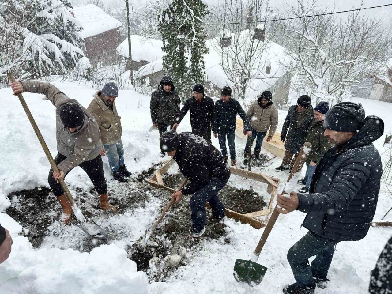 Kar kalınlığının 1 metreyi aştığı köyde zorlu defin işlemi: Cenaze aracı yolda kaldı, namaz yemekhanede kılındı