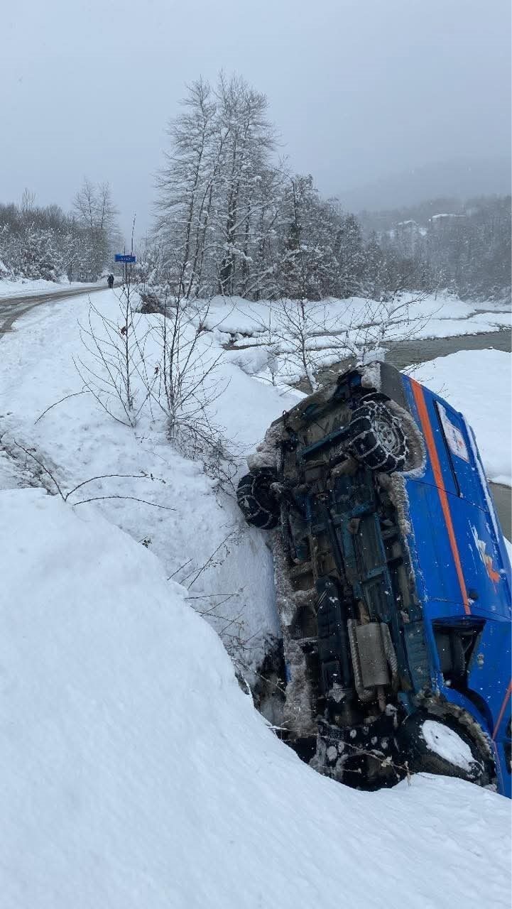 Kargo minibüsü dereye uçtu