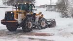 Karla kapanan köy yolunu açan iş makinesi öğrencileri evlerine kavuşturdu