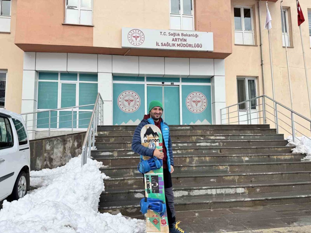 Karla kaplı yolda işine snowbordla kayarak gitti