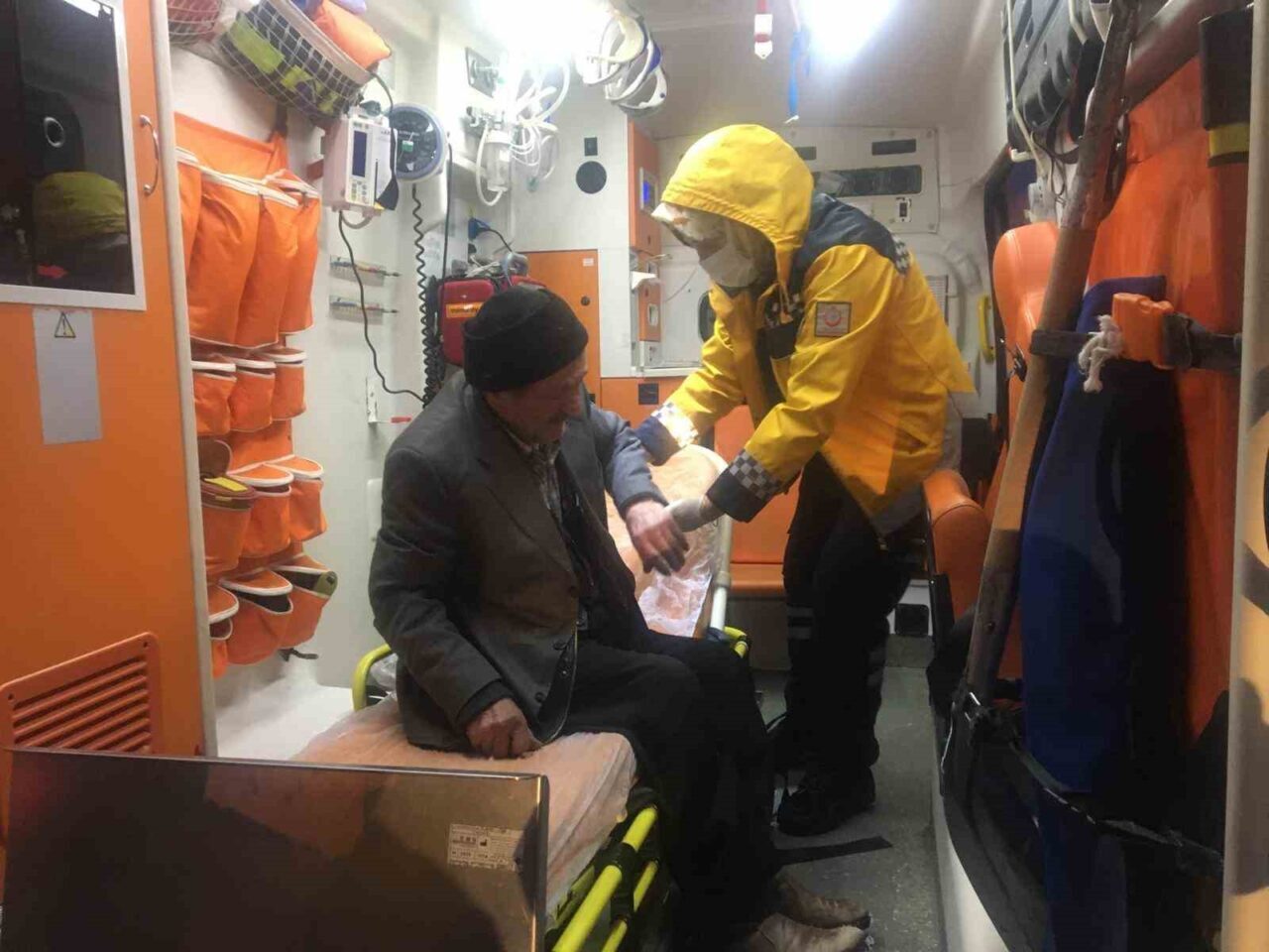 Kastamonu’da karla kaplanan köylerde mahsur kalan hastalar için seferber olundu