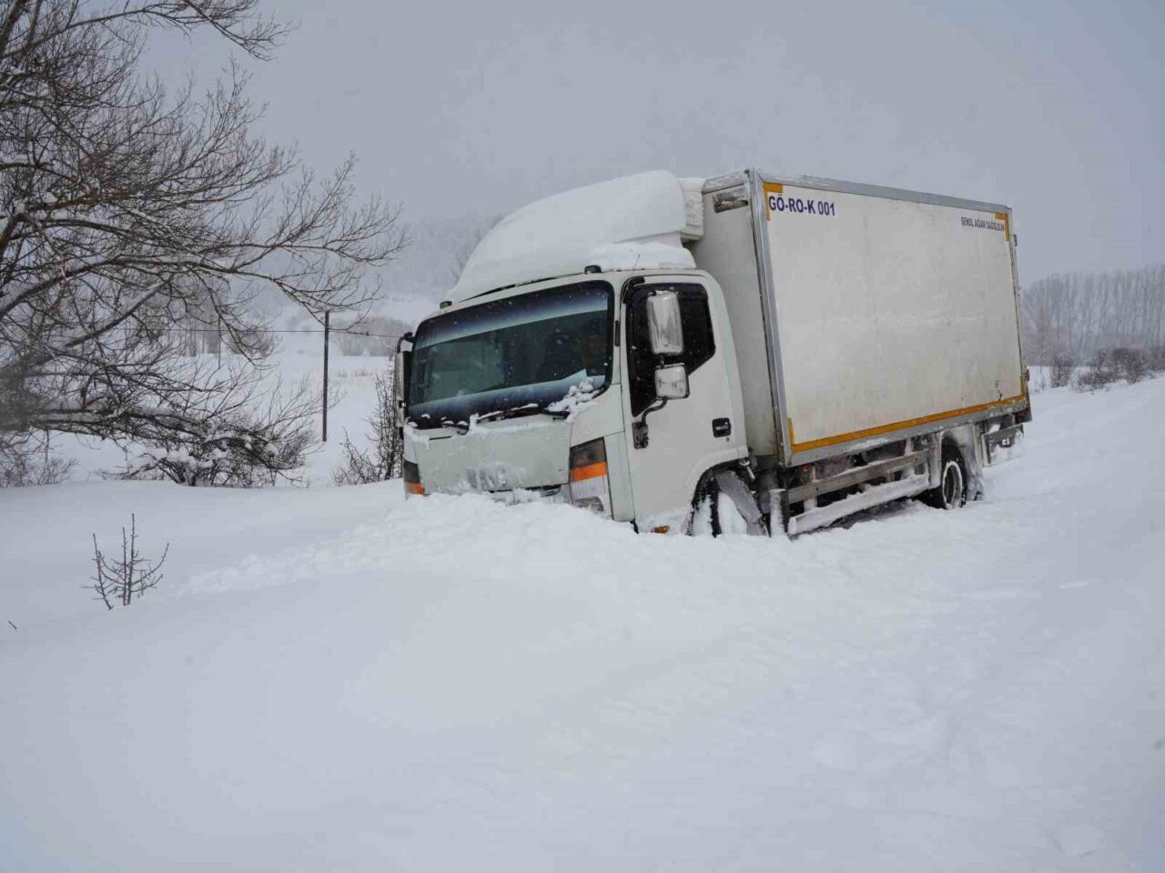 Kastamonu’da yoğun kar yağışı nedeniyle araçlar yolda mahsur kaldı