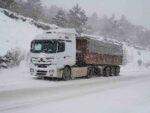 Kastamonu’da yoğun kar yağışı nedeniyle araçlar yolda mahsur kaldı