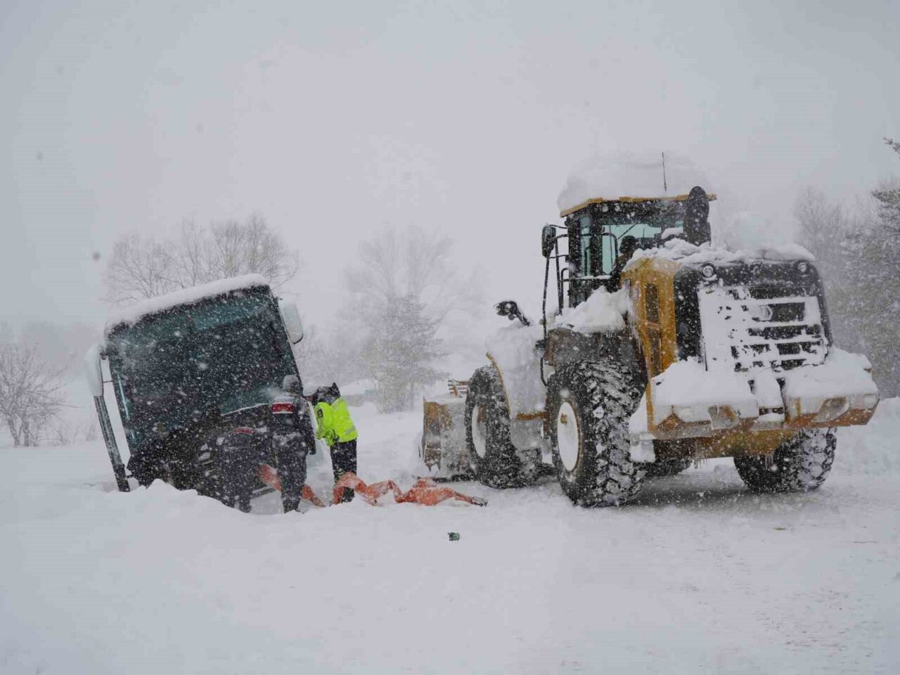 Kastamonu’da yoldan çıkan yolcu otobüsü kara saplandı