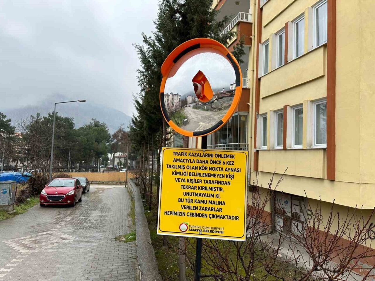 Kör nokta aynası 7. defa kırıldı, Amasya Belediyesi fotoğrafını paylaştı