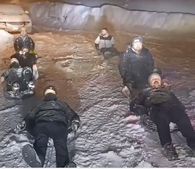 Kümbet Yaylası’nda iplerle birbirlerine bağlanıp karlı yolda böyle kaydılar