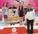 Minik yüzücüler, paletle ilk kez yüzdü