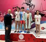 Minik yüzücüler, paletle ilk kez yüzdü