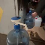 Polis, damacanalarda litrelerce sahte alkol ele geçirdi