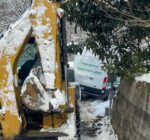 Rize’de cenaze iş makinesi ile taşındı