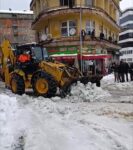 Rize’de komiser iş makinesinin direksiyonuna geçti, karla mücadele etti